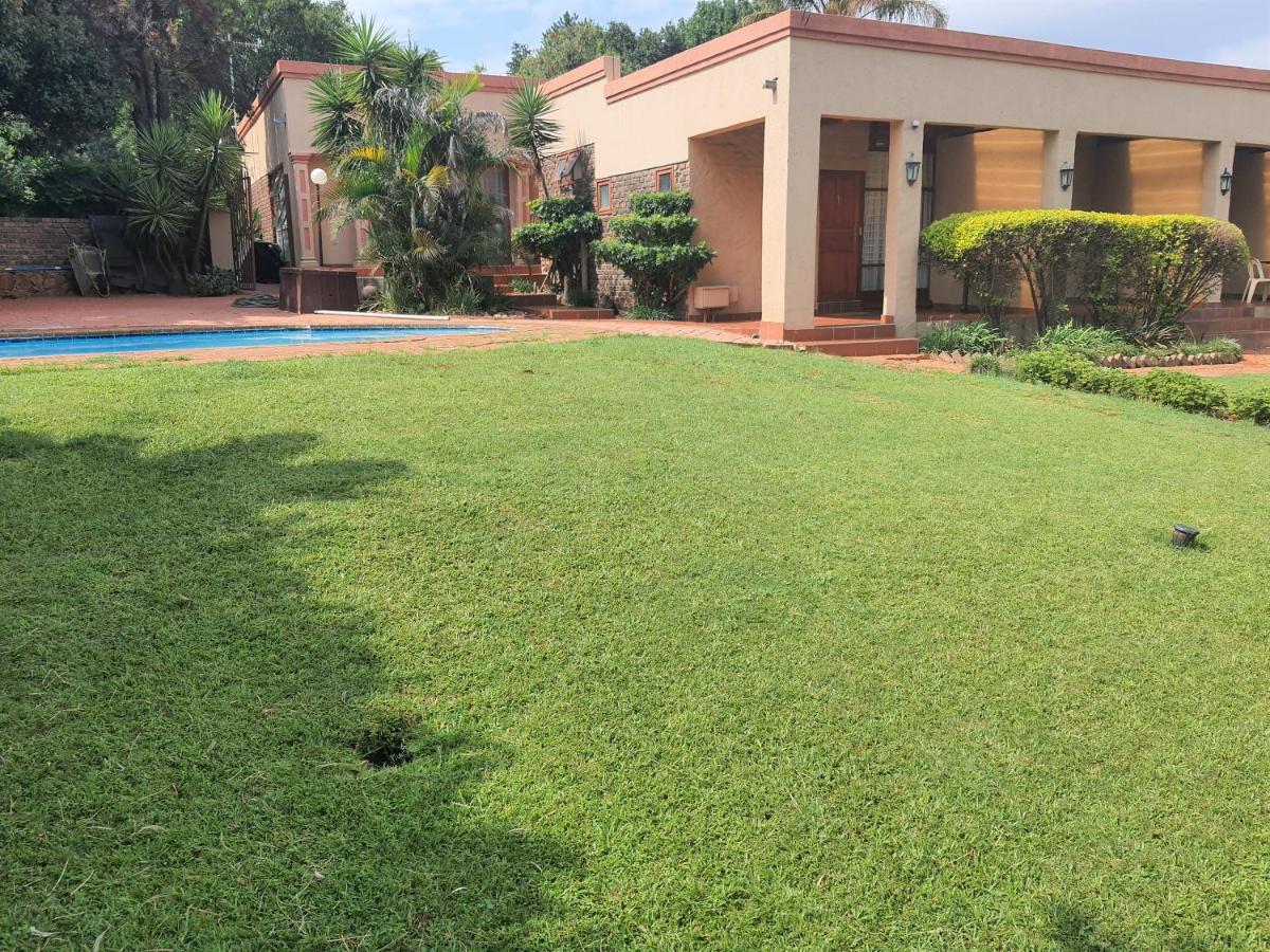 The Lionfish Guesthouse Pretoria Bagian luar foto